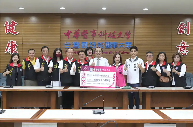 中華醫大臺南市校友會會長邱慈意(左六)等幹部陪同高皓珉校友返校捐款一起完成善舉。(圖/中華醫事科技大學 提供)
