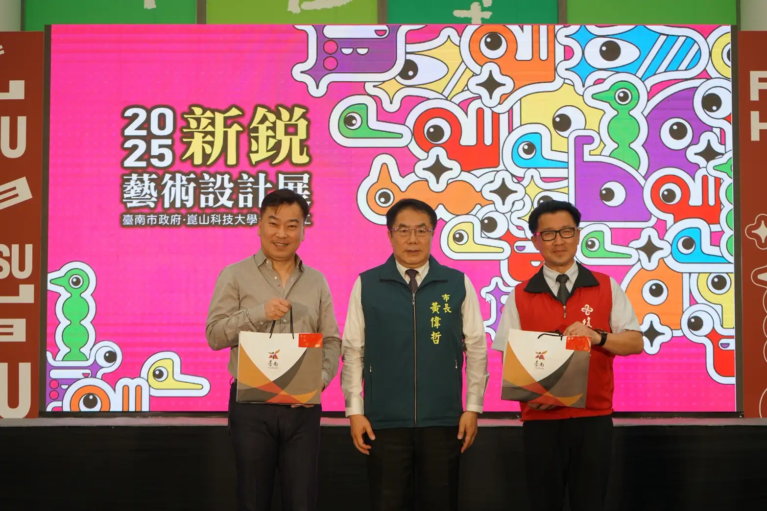 台南市黃偉哲市長(中)致贈禮品予崑大李天祥校長(左)、復興商工陳效宗校長(右)。(圖/崑山科大 提供)