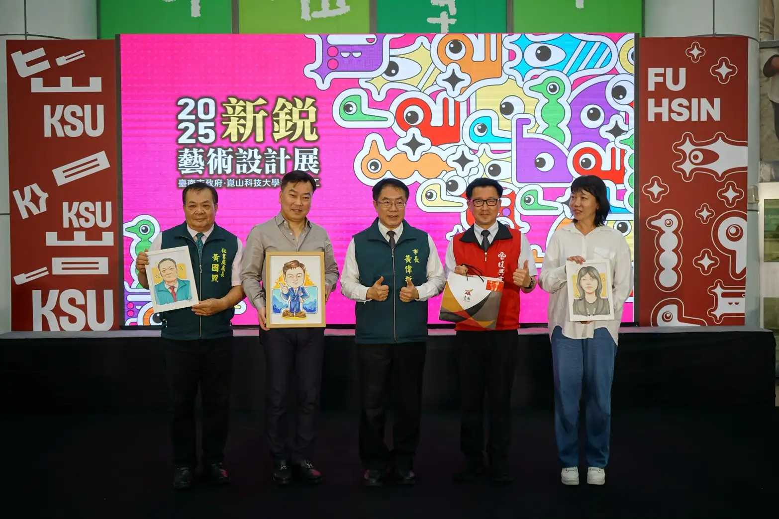 「復興人像速寫隊」為崑山科大李天祥校長(左2)等貴賓進行人像描繪,並致贈作品。(圖/崑山科大 提供)