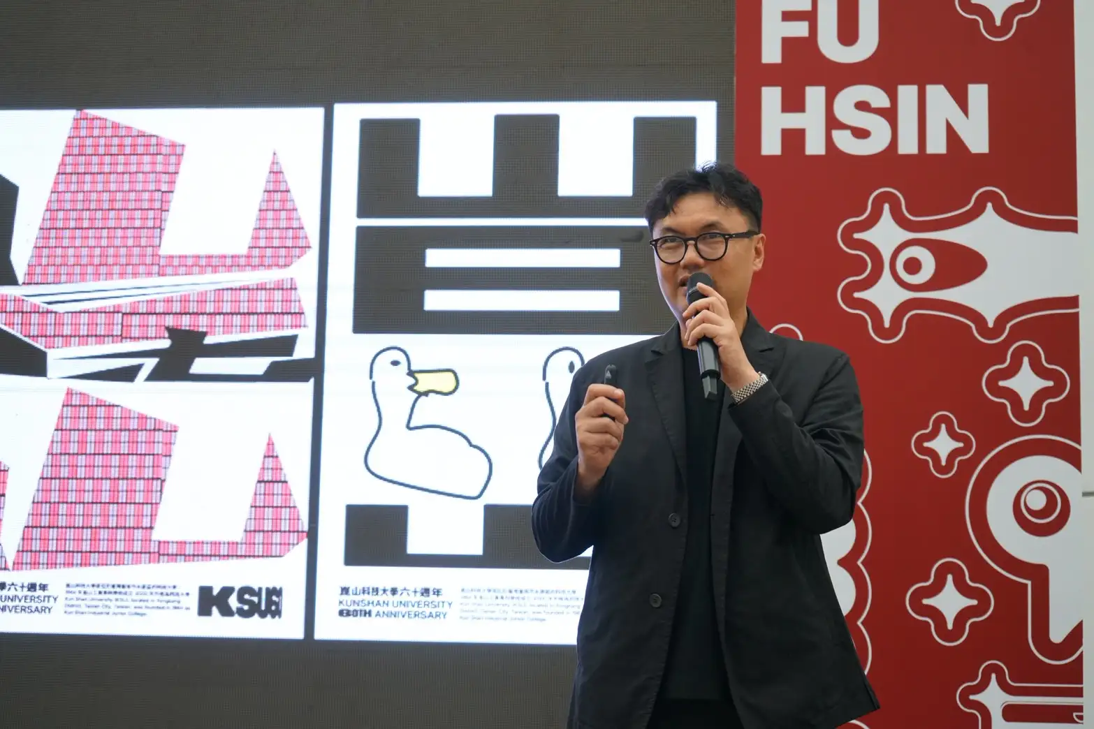 崑大講座教授暨BITO創辦人劉耕名介紹崑山60週年主視覺作品。(圖/崑山科大 提供)