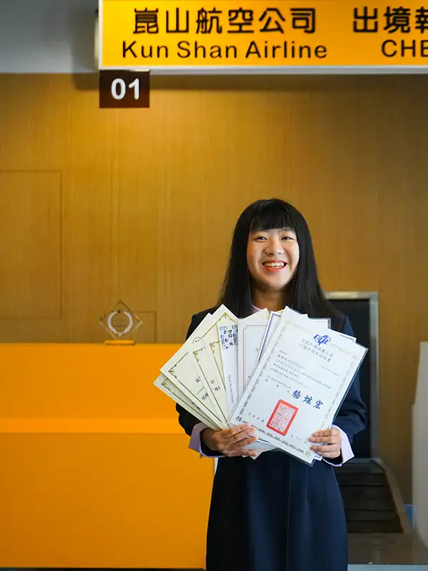 旅遊系羅諭湘與「礙」共存，兼顧打工求學譜寫動人生命樂章。(圖/崑山科技大學 提供)