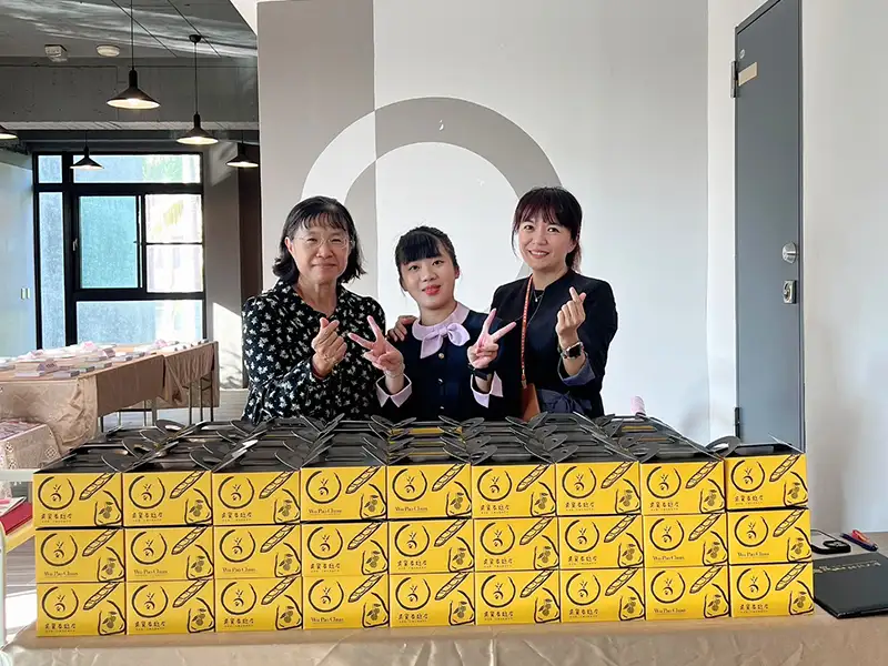 羅諭湘(中)參與USR綠色生活成果展接待活動。(圖/崑山科技大學 提供)