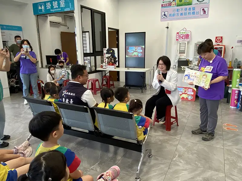汪維娜醫師透過繪本「無菸的家」向孩童說明吸菸的危害。(圖/新港衛生局 提供)