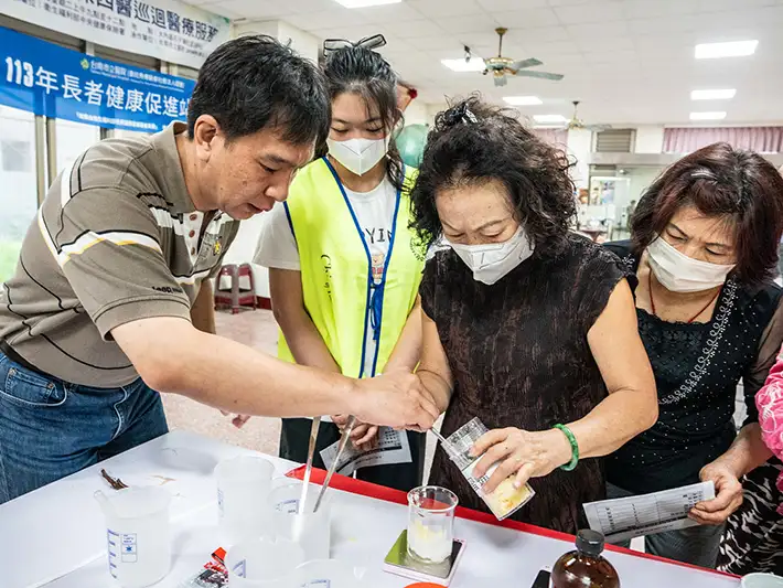 嘉藥梁峰賓助理教授手把手交導長輩製作丹參白花油。(圖/嘉藥藥學系 提供)