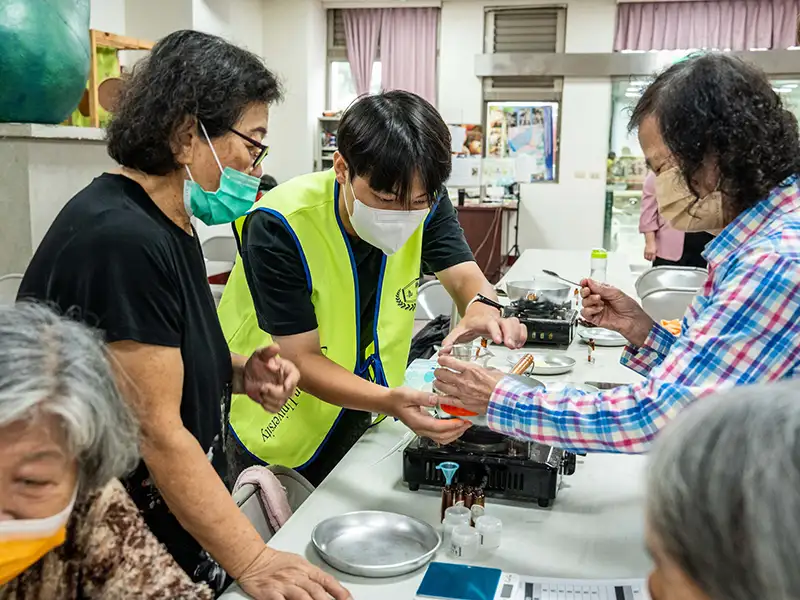 石子瀨社區長輩在嘉藥學生協助下進行DIY活動體驗。(圖/嘉藥藥學系 提供)