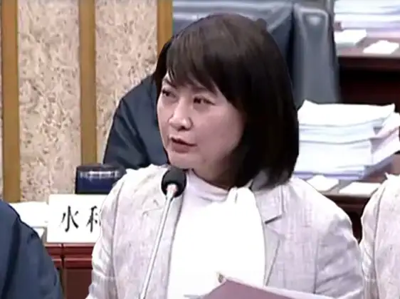 市議員陳麗娜主張，國賓飯店危樓鑑定有問題，應取消不當高額容積獎勵。（記者吳文欽攝）