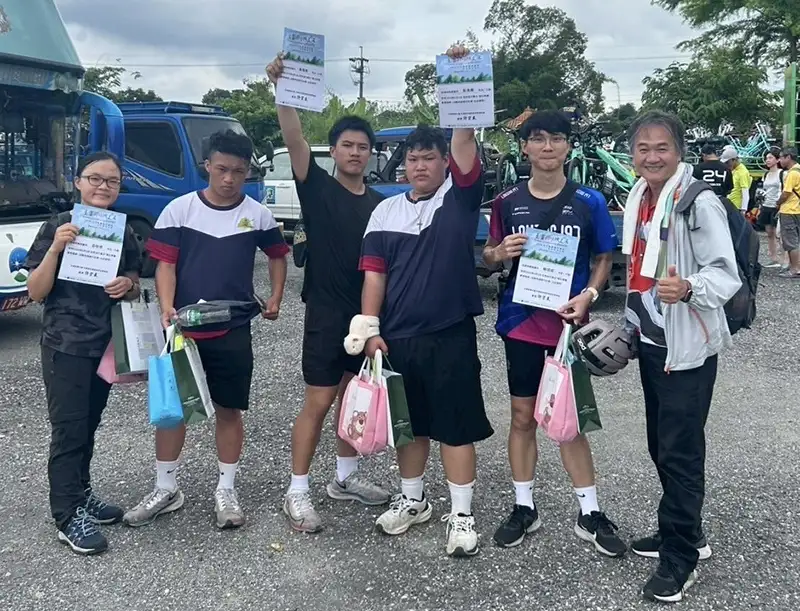 縱管處特別邀請了花蓮縣立東里國中及萬榮國中等近20名師生共同參與,以「騎幻青春 畢業騎跡」為主題響應世界自行車日。(縱管處提供)