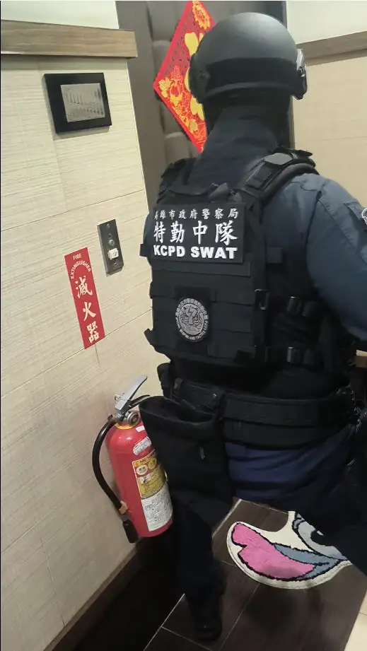 警方確認據點屬跨境博弈水房後,在台北與高雄等多處同步展開攻堅、搜索與拘提行動。(圖/刑事局電偵大隊提供)