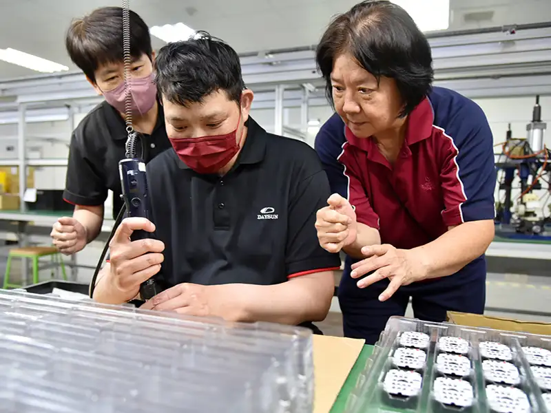 重度聽障不設限 王唯安穩定就業重拾自信
