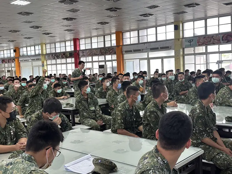 民雄分局識詐宣導團深入嘉義崎頂營區,向國軍弟兄講解常見詐騙手法,強化識詐防詐意識,攜手建構全民防詐的堅實防線。(圖/民雄分局提供)