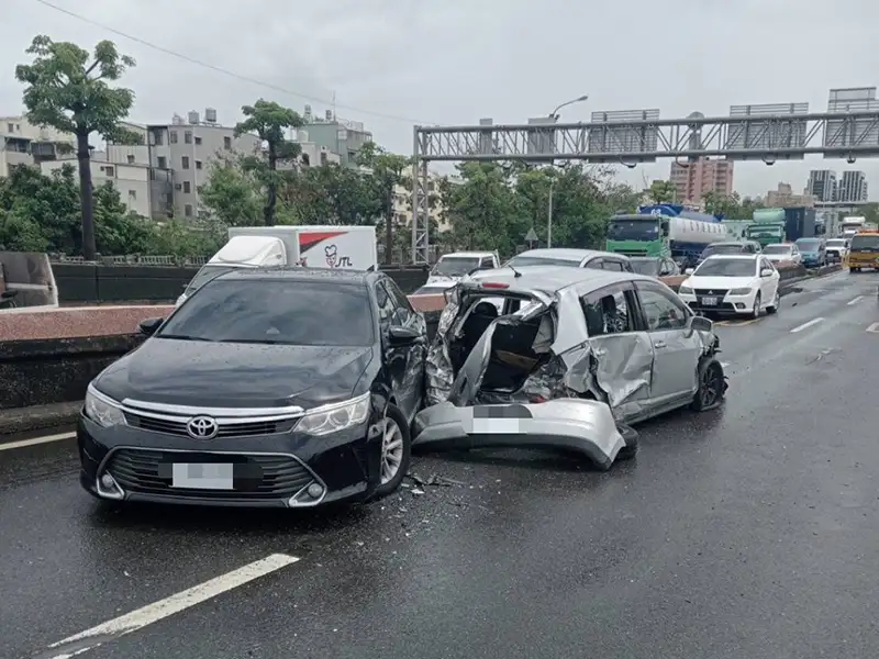國1南下高雄漁港路出口發生交通事故,共有5車連環追撞,2人送醫,現場一度造成壅塞回堵。(圖/國道警察局提供)