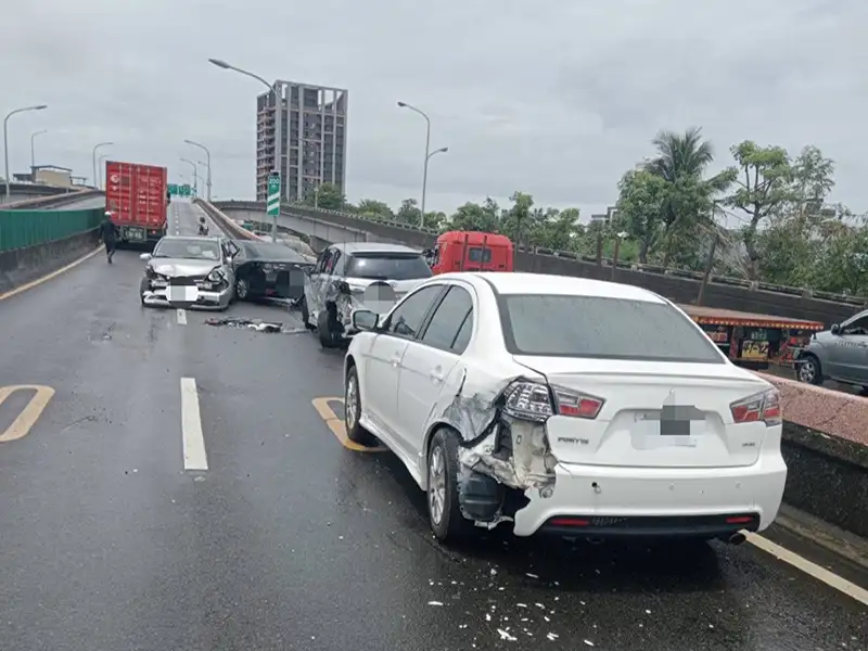 國1南下高雄漁港路出口發生交通事故,共有5車連環追撞,2人送醫,現場一度造成壅塞回堵。(圖/國道警察局提供)