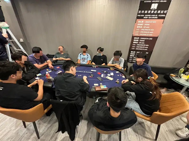 警方查緝非法賭博桌遊館,現場查獲21人及相關賭具、賭資與監視器設備。(圖/嘉義縣民雄分局 提供)