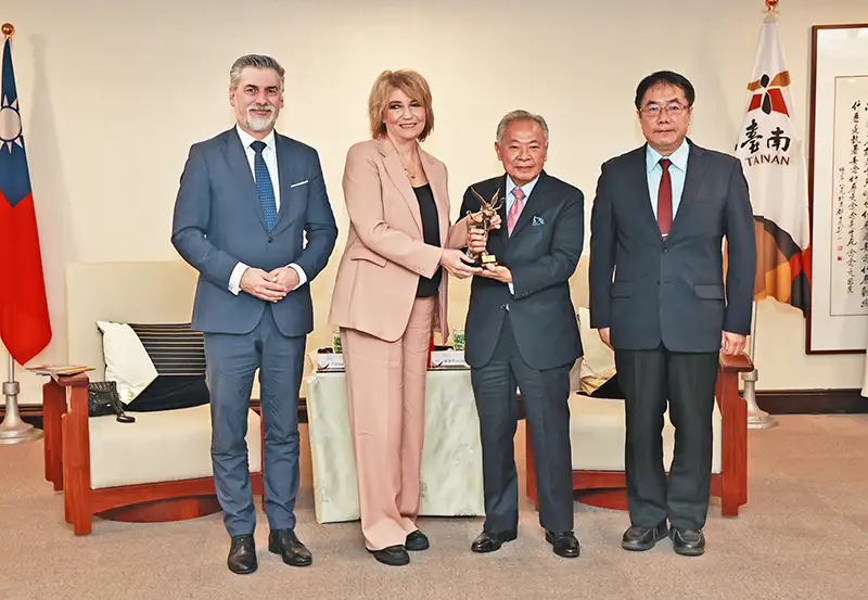 臺南市與波蘭洛茲市締結姐妹市。臺南市長黃偉哲(右一)及中華民國無任所大使暨奇美食品董事長宋光夫先生(右二)贈禮予波蘭羅茲市長茲丹諾夫斯卡(Hanna Zdanowska)(左二)及波蘭台北辦事處處長高則叡(左一)。(奇美食品提供)
