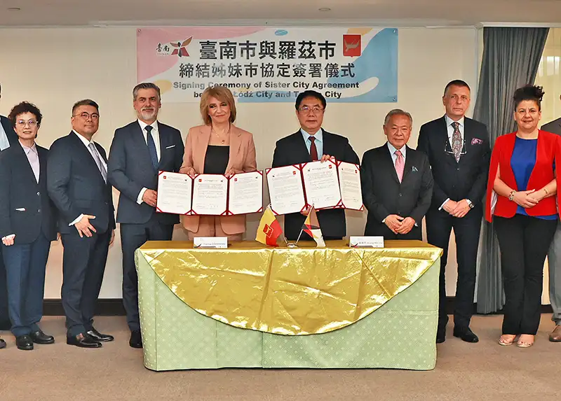 臺南市與波蘭羅茲市正式締結為姐妹市,臺南市長黃偉哲率副市長趙卿惠、波蘭台北辦事處高則叡處長(Cyryl Jacek Kozaczewski)、我國無任所大使暨奇美食品宋光夫董事長、奇美食品宋宗龍總經理等貴賓皆出席觀禮。 (奇美食品提供)