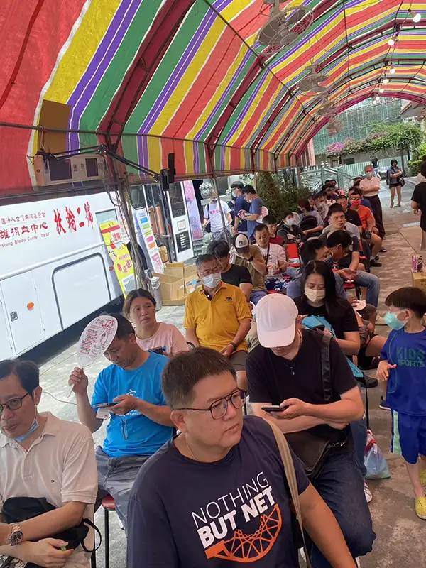 現場民眾熱情踴躍,共募集430袋熱血,為社會注入滿滿暖流與愛心。(圖/南市警五分局提供)