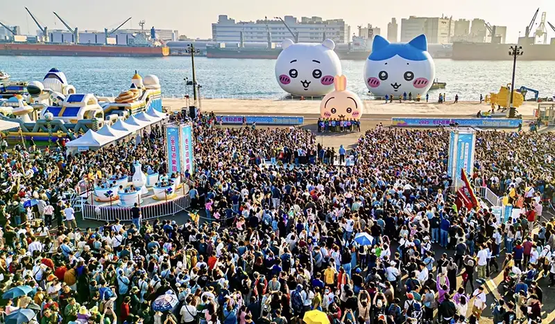 2025「Kaohsiung Wonderland 高雄冬日遊樂園」以吉伊卡哇(Chiikawa)為主題的高雄燈會。(記者 吳文欽攝)