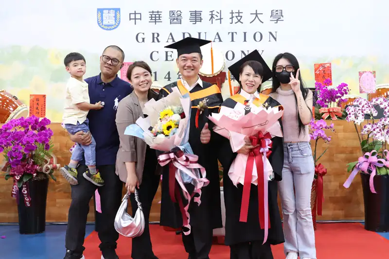 中華醫大職安所畢業生胡明芳、高玉娟雖年過半百,仍力學不倦完成學業,女兒、女婿及孫子特地出席畢業典禮送花祝福。(圖/中華醫大提供)