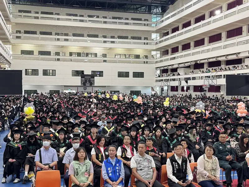 中華醫大畢業典禮各界貴賓出席為近2千位畢業生送上祝福。(圖/中華醫大提供)
