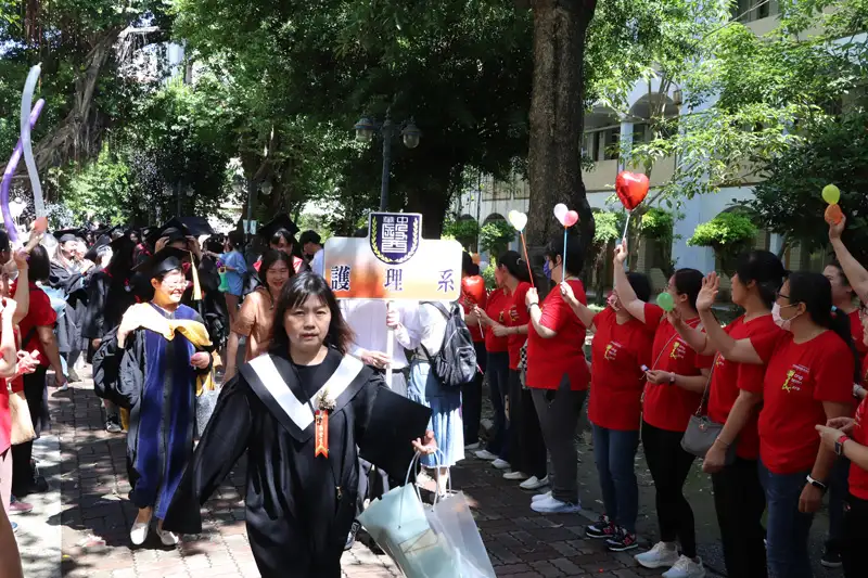 中華醫大畢業生循例在師長的引領下進行校園巡禮,各系師生沿著巡禮路線歡呼祝福。(圖/中華醫大提供)