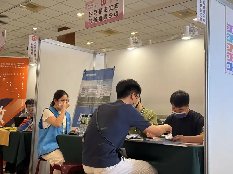 矽品精密工業徵才釋出160個技術助理、技術員及工程師等職缺,其製造組主管月薪更是上看71K。(圖/雲嘉南分署提供)