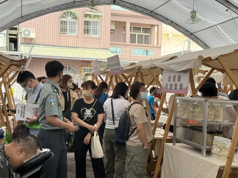 活動現場也邀集多家庇護工場及多元就業開發單位設攤展售,還有職訓體驗專區及各項手作DIY,湧入相當多的民眾、熱鬧非凡。(圖/雲嘉南分署提供)