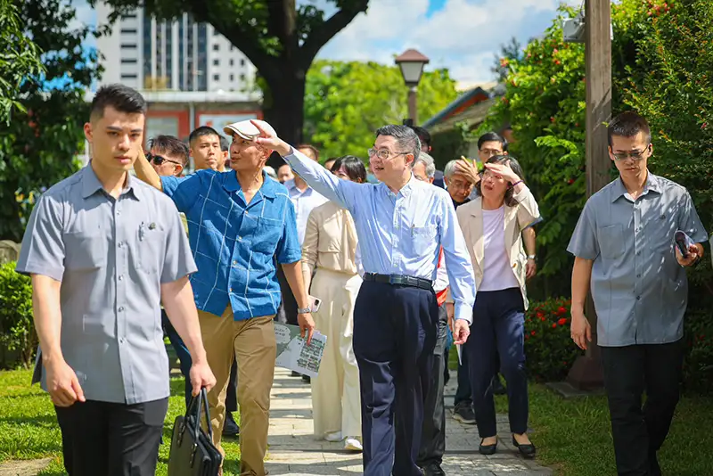 行政院長卓榮泰走訪屏東勝利星村,實地視察文資修復活化成果。(記者洪淑玉翻攝)