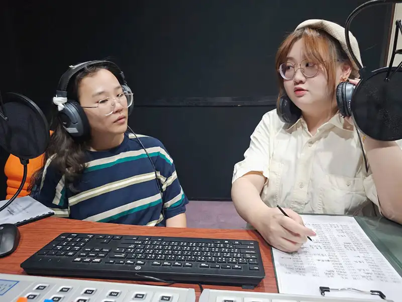高鑀娳(右)參與Ekho radio,與高雄廣播電臺產學合作,錄製「傳播E世代-i崑愛崑」節目。(圖/崑山科技大學 提供)