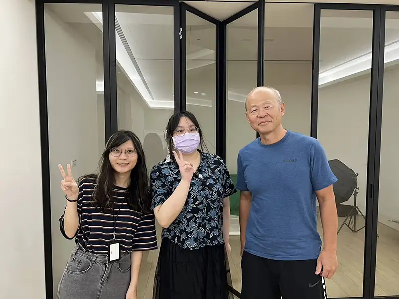 高鑀娳(中)與實習業主及指導老師劉正道(右)合影。(圖/崑山科技大學 提供)