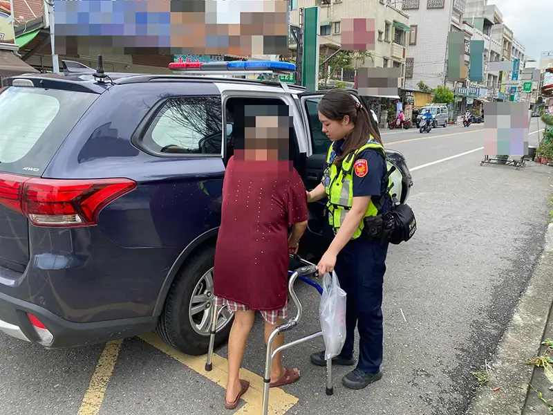 水上分局警員協助迷途失智長者,安全護送返家。(圖/水上分局 提供)