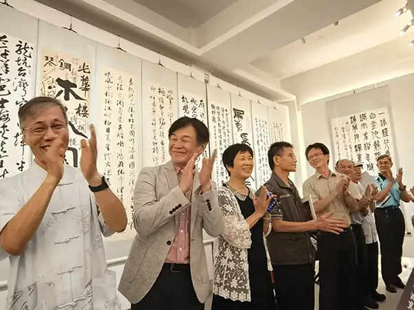 「屏書雅集」書篆聯展8日下午舉行開幕儀式。(記者蔣宜佳攝)
