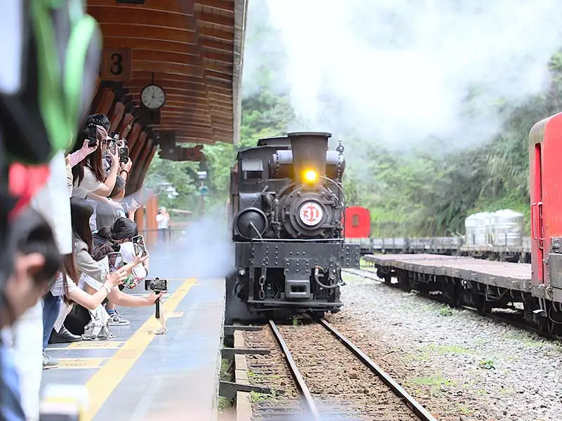 搭蒸汽火車遊阿里山!嘉義縣推親子鐵道旅遊14路線,限定熱賣中。(圖/嘉義縣文觀局提供)