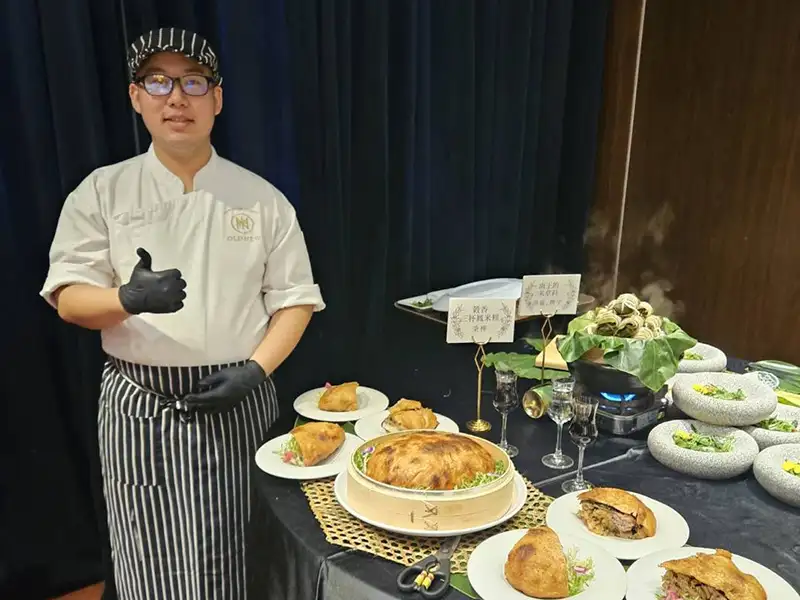 黃秉樺至老新台菜實習,親自準備料理讓店內主管試菜。(圖/崑山科技大學 提供)