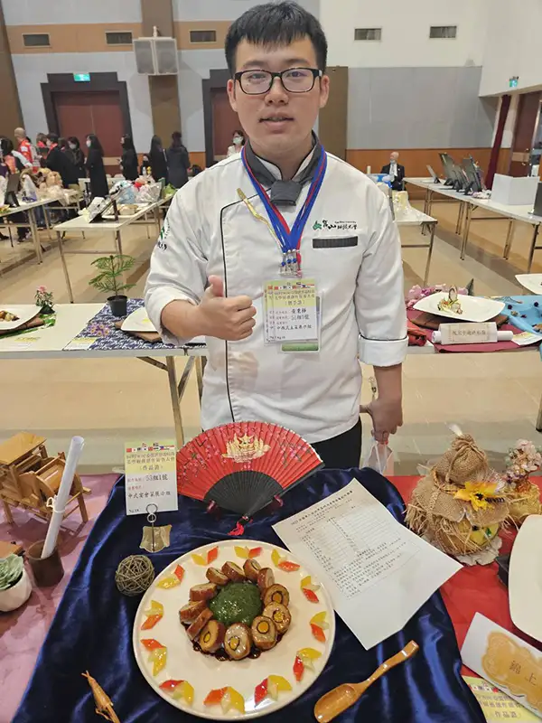 黃秉樺參加2023年UAPP WPC亞盟第八屆世界盃時尚美學廚藝創作競賽,榮獲4面金牌。(圖/崑山科技大學 提供)