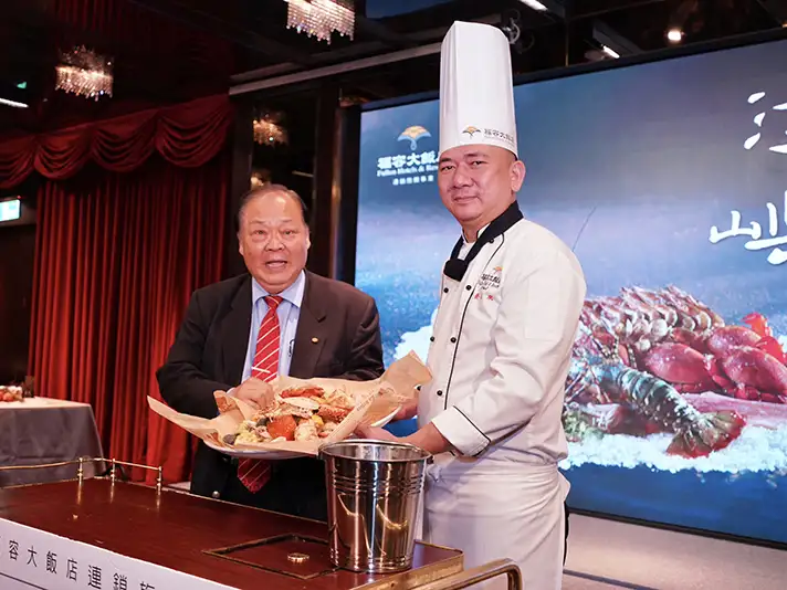 福容大飯店推「澎嶼宴」海鮮桶,每桶六人份售價3,680元+10%,每日限量供應。(澎湖縣政府提供)