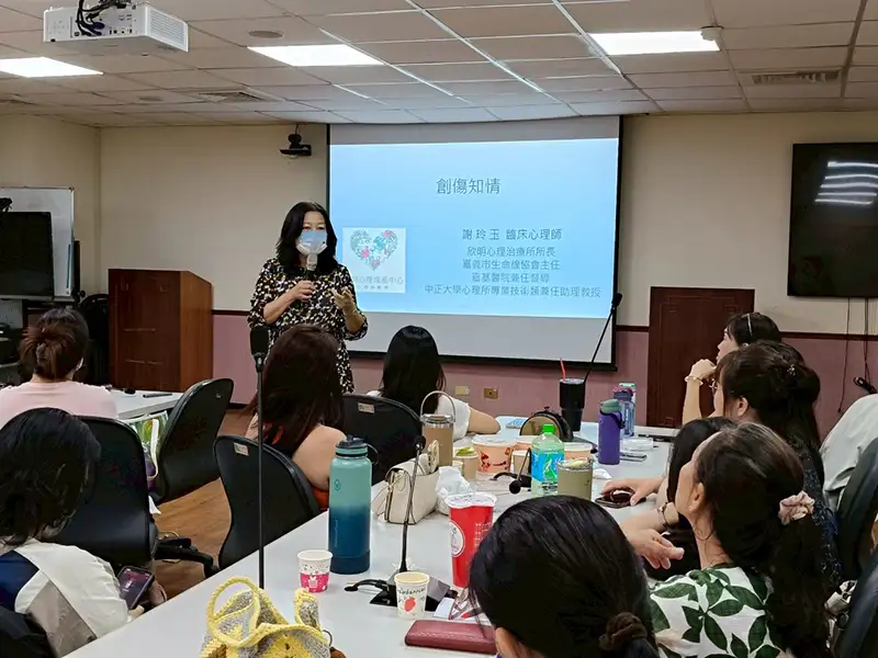 欣明心理成長中心心理師謝玲玉分享「創傷知情照護」與「性騷擾與性侵防治」課程，強化通譯心理敏感度。(圖/嘉義縣衛生局 提供)