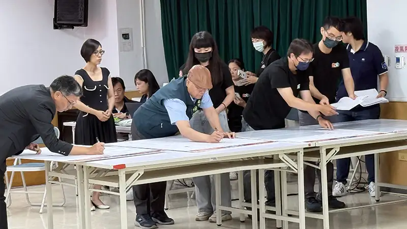 抽籤結果現場見證簽署。(圖/臺南市都發局 提供)