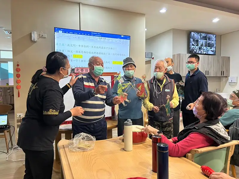 屏東首創「無圍籬共融日照」,翻轉長照想像 展現高齡精彩新生活。(屏東縣政府提供)