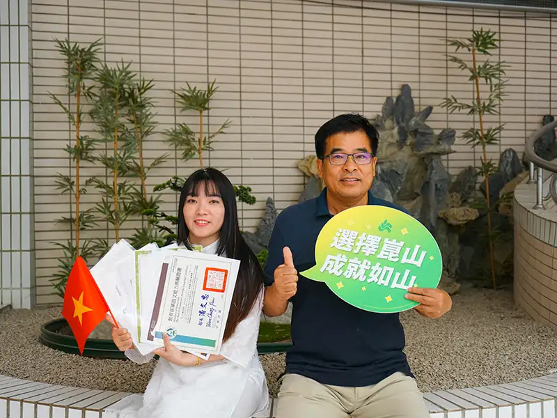 潘氏美玲(左)與資管系羅仕堂老師(右)合影。(圖/崑山科技大學 提供)