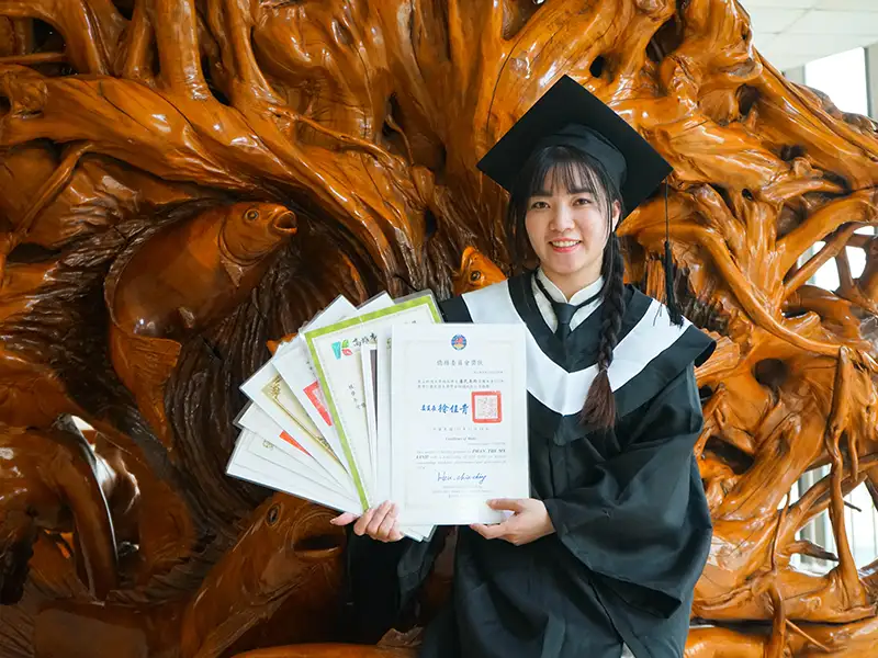 越籍生潘氏美玲學業職涯豐收,在台灣實現求學夢想。(圖/崑山科技大學 提供)