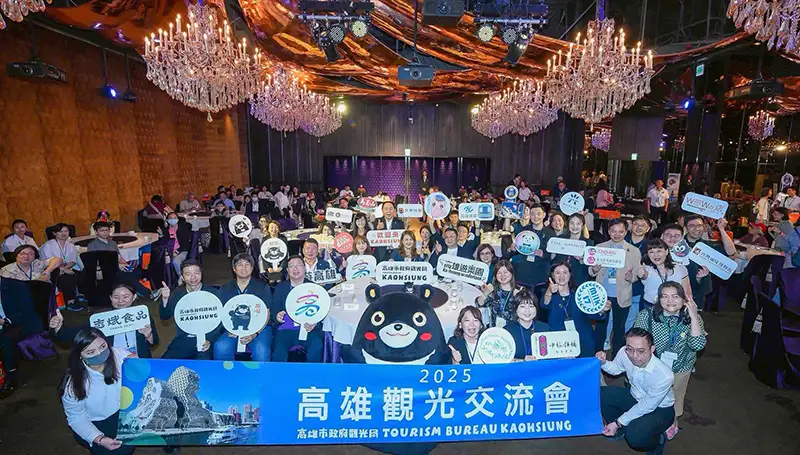 觀光局在台北君品酒店,舉辦高雄觀光交流會及交流晚宴,邀請超過百名業界代表共襄盛舉,積極搶攻暑假旅遊商機。(觀光局提供)