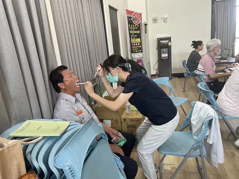 朴子醫院醫護團隊到警分局進行口腔視診與衛教,協助員警與協勤民力了解自身口腔健康。(圖/嘉義縣朴子分局 提供)