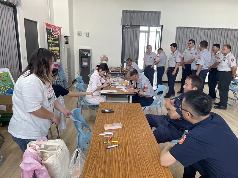 嘉義縣衛生局攜手朴子醫院,為警察人員與協勤民力提供免費口腔癌及健康篩檢服務,守護基層守護者的健康。(圖/嘉義縣朴子分局 提供)