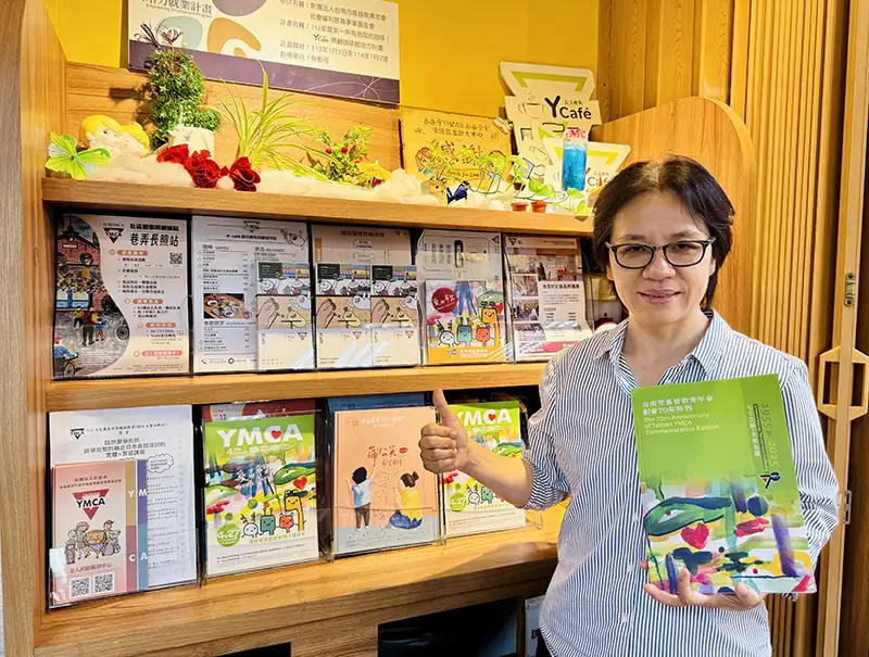 曾小語平時也會利用咖啡館資源與刊物,與來訪民眾分享長照資訊。(圖/雲嘉南分署 提供)
