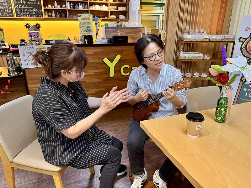 曾小語很喜歡在Y café的工作氛圍,有時陪伴長者與他們聊天,還會用音樂同歡。(圖/雲嘉南分署 提供)