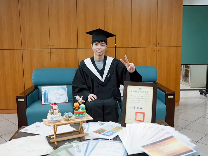 錢谷村家境清寒仍奮發向學,多次獲頒獎學金。(圖/崑山科技大學 提供)