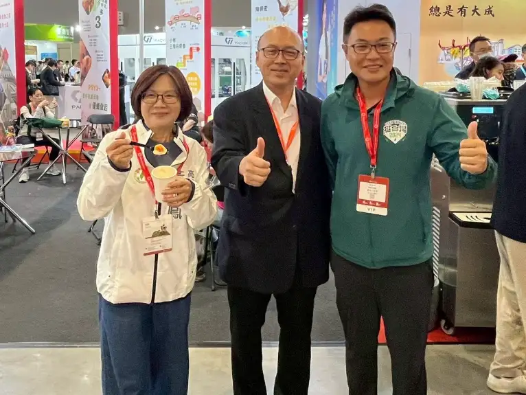 市議員黃飛鳳參訪亞太農業技術展,一口氣看見好多農業的未來可能。(記者吳文欽攝)