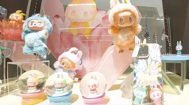 泡泡瑪特人氣IP「Labubu」風靡全球,萌趣造型搭配多元週邊商品,成為潮玩市場矚目焦點。(記者楊婉攝)