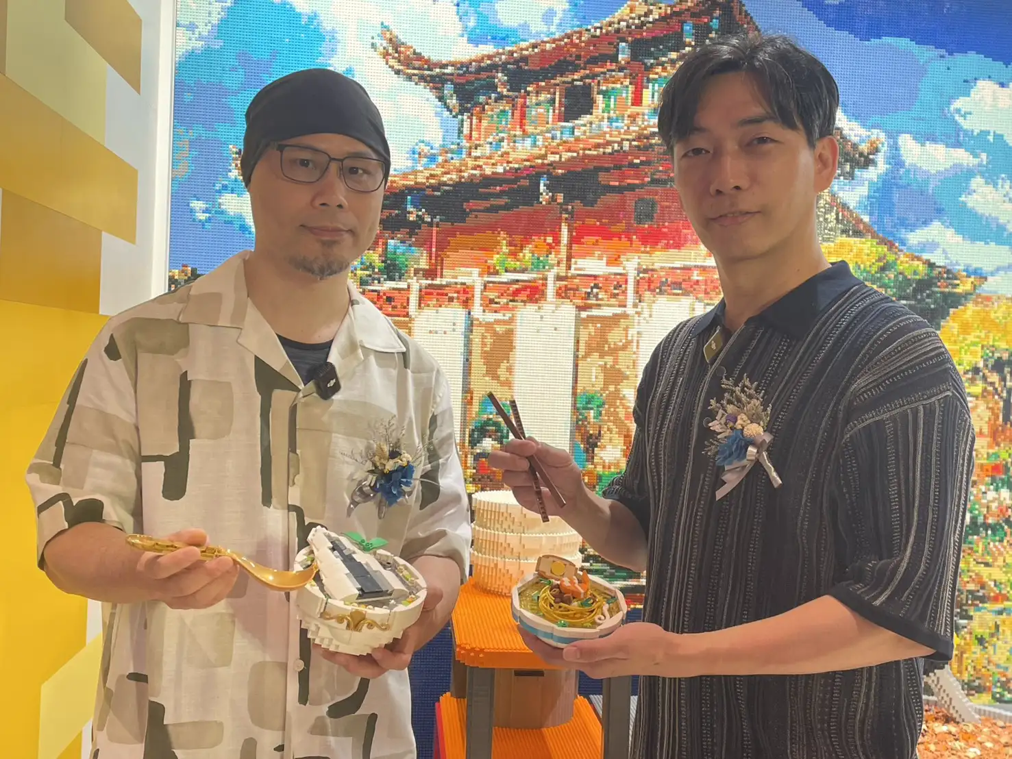 樂高達人戚心偉(右)與詹政峰展示以樂高積木創作的擔仔麵及虱目魚湯(圖/記者林怡孜攝)