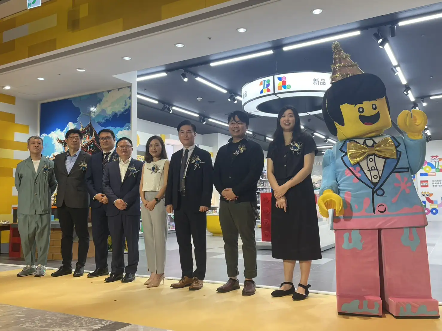 台灣樂高授權專賣店正式進駐台南,開幕儀式邀集品牌代表、貴賓與樂高人偶共同合影,象徵古都玩樂新地標盛大啟動(圖/記者林怡孜攝)
